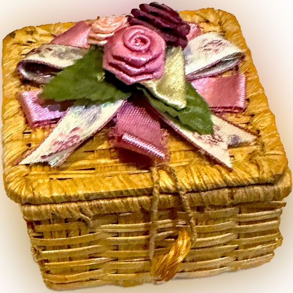 VTG ‘91 RARE AVON ROSE RIBBON EARRINGS FANCIFUL FLORAL WICKER BOX VALENTINE GIFT - Picture 4 of 6